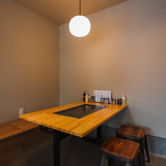 5名掛けテーブルを2席ご用意しております。