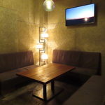 間接照明が奏でる落ち着いた雰囲気の店内とゆったりソファーで大人ジンギスカン