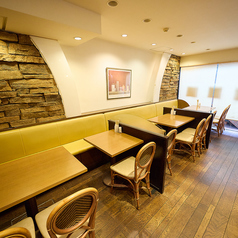 4名席×3、10名席×1もございます。