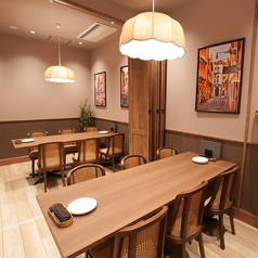 仕切りをあければ、繋げて12名様までのご利用が可能です。ご状況によっては12名様以上でもご利用可能ですので、ご希望の際は店舗までお問い合わせ下さい。