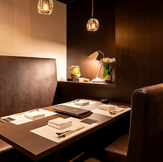 角の丸みや高さ、椅子とのバランスにもこだわり、長時間でも快適に過ごせるよう設計されています。