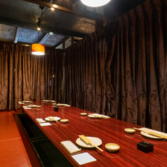 8名様までご利用可能な掘りごたつ個室。少し大人数での女子会や誕生日会などにぜひご利用ください。当店自慢の日本酒、新鮮かつ旬の魚を使ったお料理と合わせて、楽しい時間をお過ごしください！