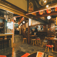 2名様から利用できる使い勝手の良いテーブル席です♪デートや親しい友人とのサシ飲みにぴったり。適度な距離感でプライベートな会話も弾みます◎