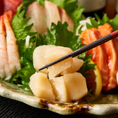 まず味わって欲しいのは、築地直送の鮮魚を使ったお料理。まぐろ・甘エビといった王道はもちろん、当日仕入れた魚の魅力を最大限に生かした一皿も絶品です!食材や調理法が変わるため、訪れるたびに新たな"美味しい"をお楽しみいただけます。選りすぐりの食材を使った品々を、思う存分ご堪能あれ!