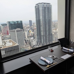 【窓際カップルシート】最上階33階からの景色を眺めながらお食事を堪能できます。デートや記念日のお祝いにオススメです。※チャージ1000円/名