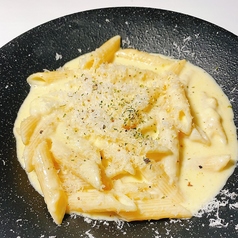 クワトロチーズソースのペンネ
