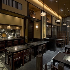 【テーブル4名席】鉄板付テーブル完備しており、”熱・音・香り”の臨場感を味わっていただけます☆お酒がすすむお料理も豊富で会社宴会や打ち上げなどのご利用にいかがでしょうか♪