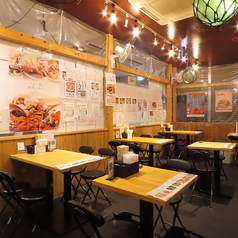 当店では、市場の活気ある雰囲気をそのままに、心地よい空間を提供しています。二人掛けのテーブル席は、親密な会話を楽しむのに最適。また、四人掛けのテーブル席では、より多くの仲間と賑やかなひとときを過ごすことができます。楽しい会話や笑い声が響く中、仲間との絆を深める素敵な場所となることでしょう。