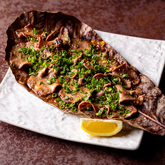 牛タンつくね/【オススメ】牛タンと長ネギの朴葉みそ焼き