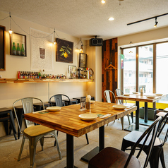 親しい仲間の皆さんとゆったりご飲食!炭火で調理したお肉をご提供しており、店内は香ばしい香りに包まれています♪一度食べたらやみつきです♪お肉料理の他、お酒がすすむ創作料理を多数ご提供しておりますので是非ご賞味ください。宴会や女子会などの様々なシーンでご利用可能です!当店で素敵なひと時をお過ごし下さい♪