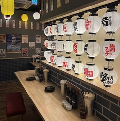 駅から徒歩5分の、超駅チカ!!サクッと飲みにも、宴会にも便利な立地となっています!外観は、ネオンの看板が目にひくようになっており、夜でもお店を見つけていただきやすくなっております!