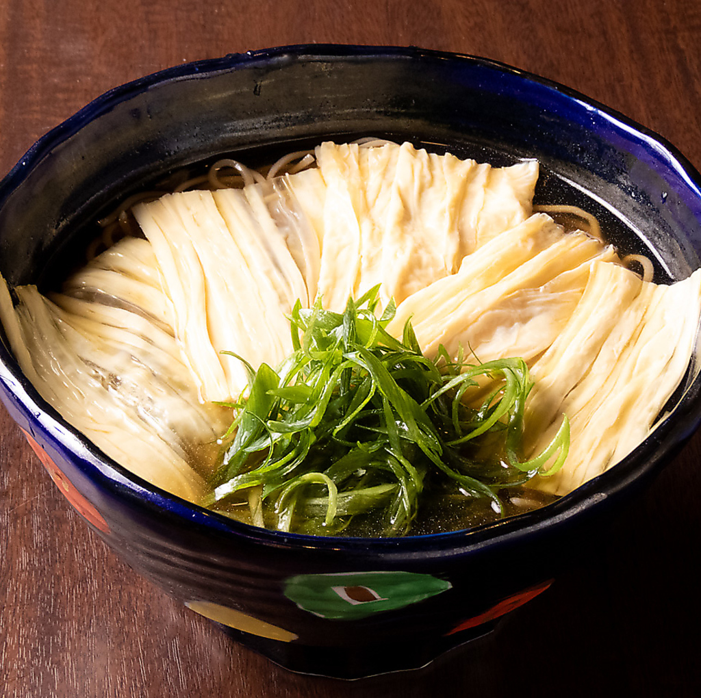 湯葉あんかけ蕎麦です。美味しい蕎麦と京都の湯葉の両方をお楽しみいただけます。