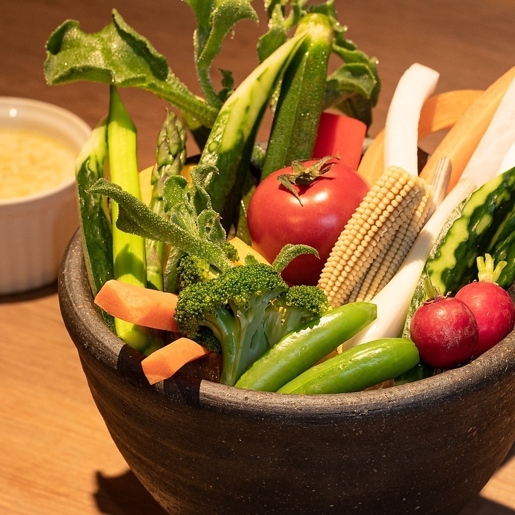 野菜ソムリエが選んだ地元の野菜をふんだんに使った「バーニャカウダ」。素材からこだわっています！