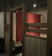 接待・女子会・デートに最適。木目調の落ち着いた雰囲気