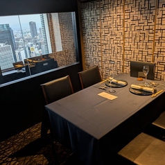 【個室テーブル席】2~4名様までご利用いただける個室テーブル席はプライベートな空間でゆったりとお食事を堪能できます。※チャージ500円/名
