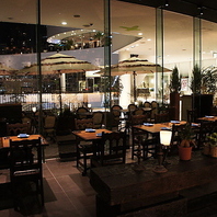 海風を感じられるテラス席や開放的な店内でお食事を