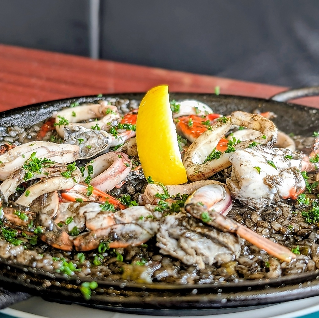 渡り蟹のイカ墨パエリア