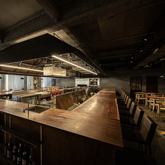 お一人様も大歓迎!全26席の広々としたカウンターは、職人の手仕事を間近で楽しめる特等席。ライブ感あふれる空間で、粋なひとときをお過ごしください。