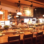 2F　プライベート使いならオープンキッチンのカウンター席がお薦め。料理人の調理風景が楽しめる！