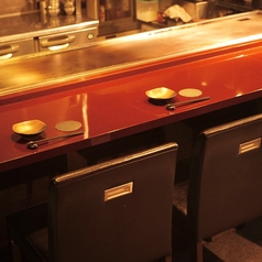 水槽の奥は落ち着いたソファー席