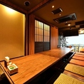 【完全個室の掘りごたつ席：40名様まで】会社宴会や打ち上げなど、大人数でのご利用に。団体様でのご利用におすすめの、広々としたお部屋をご用意しております。足を伸ばしてゆったりとくつろげる掘りごたつ席で、歓送迎会や忘年会・新年会などの会社宴会や同窓会、打ち上げなどに最適。