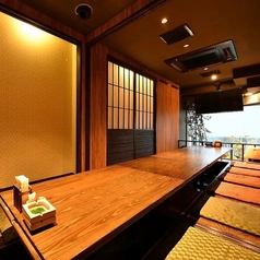 【完全個室の掘りごたつ席:40名様まで】会社宴会や打ち上げなど、大人数でのご利用に。団体様でのご利用におすすめの、広々としたお部屋をご用意しております。足を伸ばしてゆったりとくつろげる掘りごたつ席で、歓送迎会や忘年会・新年会などの会社宴会や同窓会、打ち上げなどに最適。