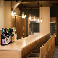 【8mのロングカウンター】落ち着いた和モダンな店内に入るとすぐに目を引く圧巻のロングカウンター。日本全国の料理店を巡ったオーナーが「いつまでも座っていたくなる最高のカウンター席を」という想いからテーブル・椅子の高さや素材を細かく調整して設計されています。是非一度、お掛けになってみてください。