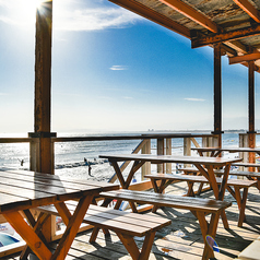 白とウッドを基調をしたフルオーシャンビューの店内です。昼はぎらぎらな太陽と海景色を。夕方には富士山に沈む夕日【ダイヤモンド富士】を見ることができます。夏の思い出の1ページに刻まれること間違いなし♪