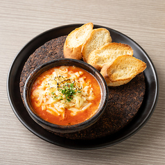 タコのトマトソースとのびるチーズの生ピザ