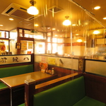 店内はカウンターからくつろげる座敷や少人数飲み会に適したテーブル席もあります◎ぜひご来店下さい