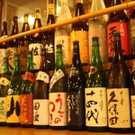 日本酒や焼酎などこだわりのお酒がずらりと並ぶ。