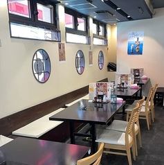 2名～4名様でご利用いただけるテーブル席をご用意しております。デートや少人数の飲み会にもぴったりの落ち着いた空間で、ゆったりとお食事とお酒をお楽しみください◎