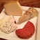 厳選チーズ 常時5、6種類のチーズを入れ替えながらご提供。きっと、好みのチーズが見つかりますよ！