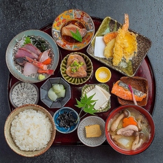 海の幸から山の幸まで贅沢に味わう彩り豊かな絶品定食。