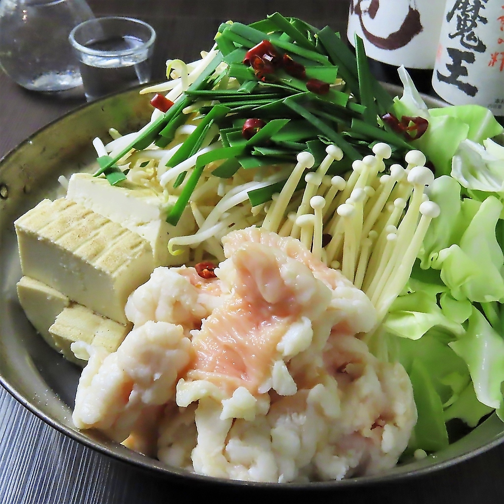 特製のお鍋や炭火焼鳥、地魚など季節の食材をお得に堪能できる飲み放題付きコースは各種宴会に最適！