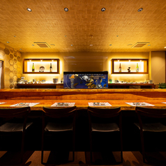 【生簀前カウンター/1~2名様】木を基調にした和モダンのしつらえに、大型の生簀とオープンカウンターを組み合わせた店内は、博多駅前にありながら“港町の臨場感”が漂います。カウンター席では、目の前で活魚を捌く職人技と生簀の魚影を同時に眺められるライブ感あふれる食体験が魅力です。