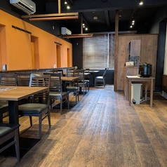 当店では4名様用のテーブル席を6席ご用意しています。ビジネスランチや友人との集まり、家族での食事など幅広いシーンでご利用いただけます。貸切のご相談も可能ですので、お気軽にお問い合わせください。楽しいひとときをお過ごしくださいませ♪