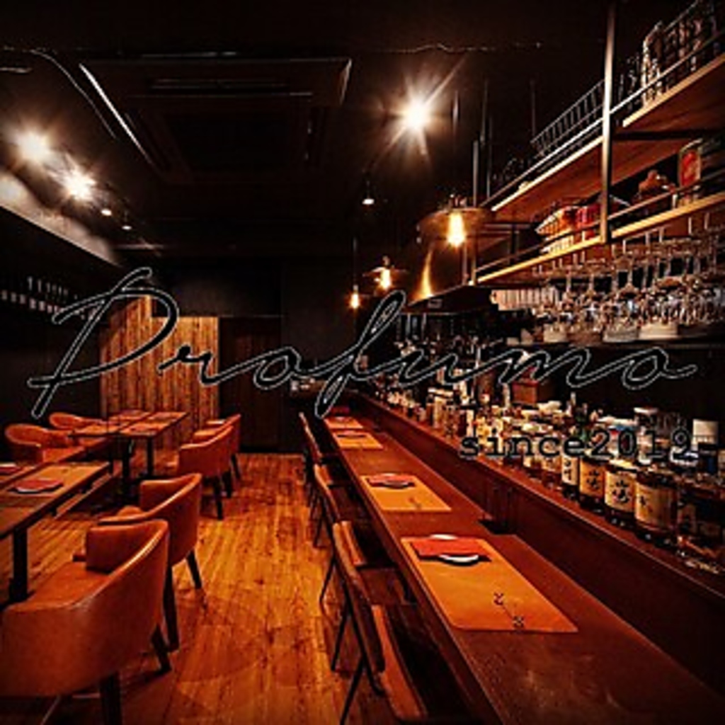 落ち着きのある大人な空間で、優しい照明の灯る穏やかな雰囲気の統一感ある色合いがどこか落ち着く。