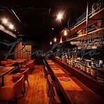 落ち着きのある大人な空間で、優しい照明の灯る穏やかな雰囲気の統一感ある色合いがどこか落ち着く。