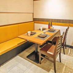 【大小さまざまなお席をご用意】温かみのある明かりが照らす店内は、落ち着いた雰囲気で居心地抜群。飲み会や女子会にぴったりのお席を、人数に合わせてご用意いたしますので、お気軽にご相談ください！新鮮な海の幸を味わいながら、ゆったりとしたひとときをお楽しみください。