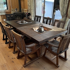 タモ材でできた大きな相席のテーブルです。テーブルは冬季は囲炉裏仕様で趣があります(安全面を考慮して火は入れていません)。テーブル同様椅子もタモ材でできていて、座面は少し広めでゆったり腰掛けられる回転椅子になっています。時間を忘れてくつろいでいただけます