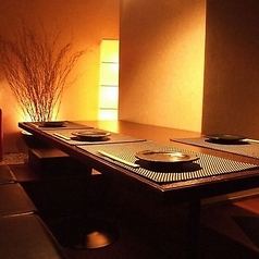 ゆったりと足を伸ばして寛げる掘りごたつ席です。女子会や合コンなど、中人数での集まりにぴったりな、居心地の良さを重視したお席です。