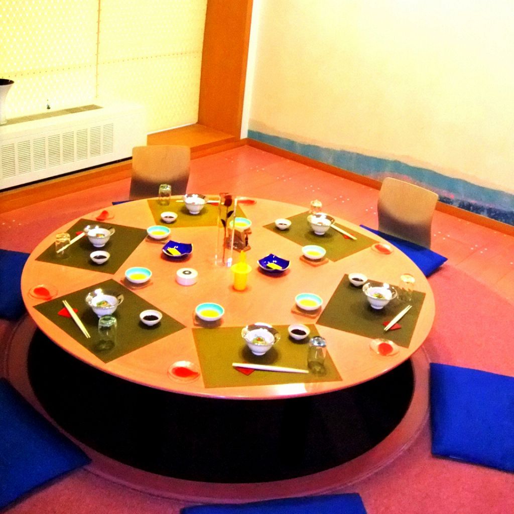 円形テーブルの掘りごたつ席。2名様以上でご利用頂ける小人数完全個室も各部屋ご用意。