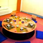 円形テーブルの掘りごたつ席。2名様以上でご利用頂ける小人数完全個室も各部屋ご用意。