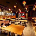 提灯の灯りが優しく包み込むモダンチャイニーズ空間