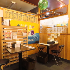 当店では、2名様までご利用いただけるテーブル席をご用意しております。店内は落ち着いた雰囲気を提供します。観光客のお食事やビジネス接待、会社終わりなど、さまざまなシーンに合わせてぜひご利用ください◎お客様のご来店を心よりお待ちしております。