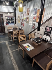 当店では、4名様掛けのテーブル席を2席ご用意しております。大きく広々としたテーブルは、お皿をたくさん置いても狭く感じることがありません。ベンチタイプのお席もあり、お子様連れのお客様でも安心してご利用いただけますので、ぜひご家族でのディナーやママ友との食事会などでご利用ください。