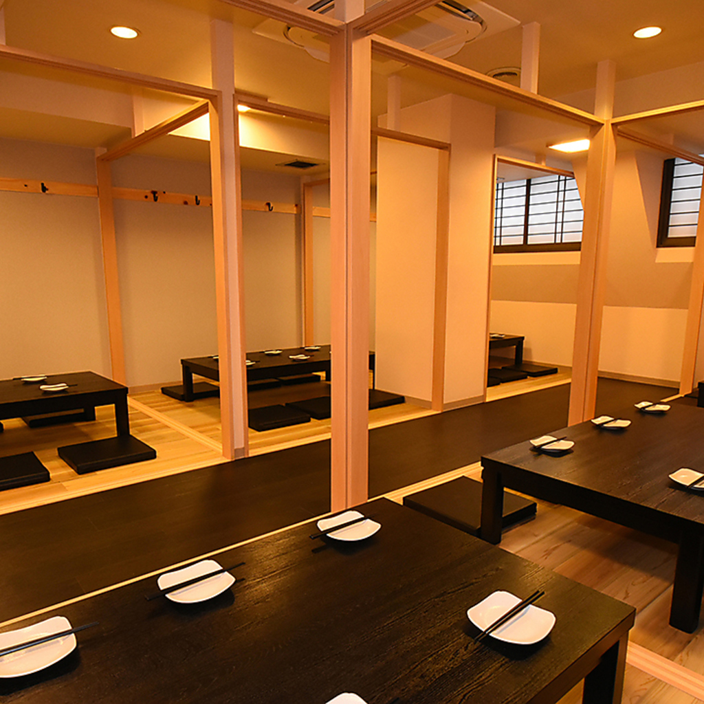 ふすまを取って、部屋全体を使用していただくと最大36名様までご着席いただけます