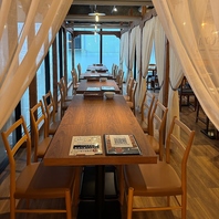 清潔感のある開放的な店内