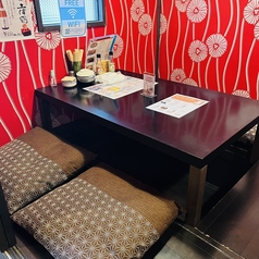 会社の宴会など団体の方でのご利用の方も安心してご利用いただける掘りごたつ席をご用意しております。広々として寛ぎやすいので居心地もよくオススメ！※ご予約の際はお早めにご連絡ください。